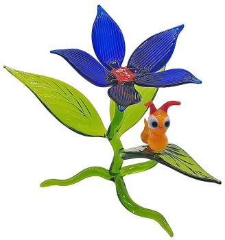 Blüte mit Raupe / Blüte blau